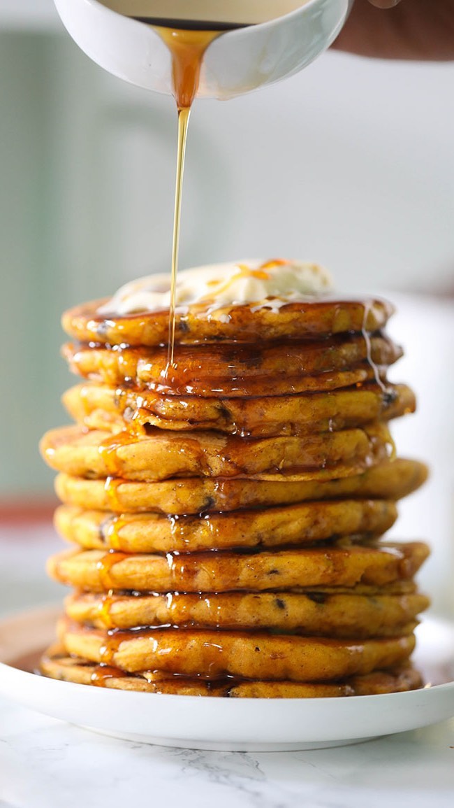 Raise your hand if you love pancakes!🙋🏾‍♀️

This stack “weekend brunch” written ALL OVER THEM! Serving up all the fall vibes you need!🍂

➡️ Tap “view shop” to get the ingredients for this recipe delivered to your house (first order is FREE!)

Full recipe on the blog. Link in bio!
www.icanyoucanvegan.com/pumpkin-spice-chocolate-chip-pancakes/