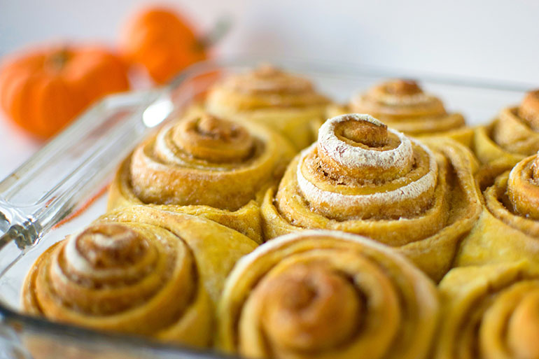 Vegan Pumpkin Spice Cinnamon Rolls