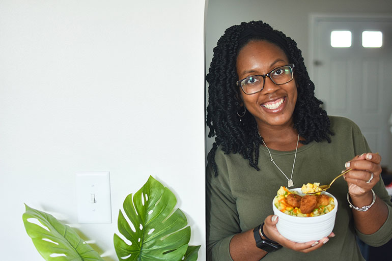 Desirée enjoying vegan KFC Famous Bowl