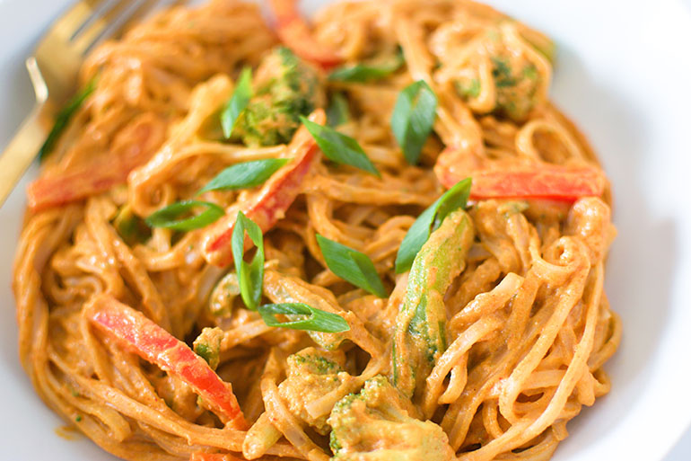 Easy Thai Red Curry Pasta [+VIDEO] | ICanYouCanVegan ICanYouCanVegan ...