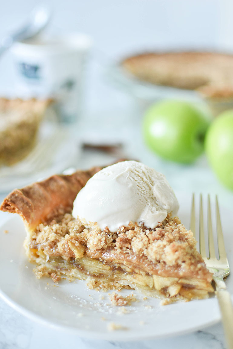 Vegan Apple Crumble Pie with ice cream