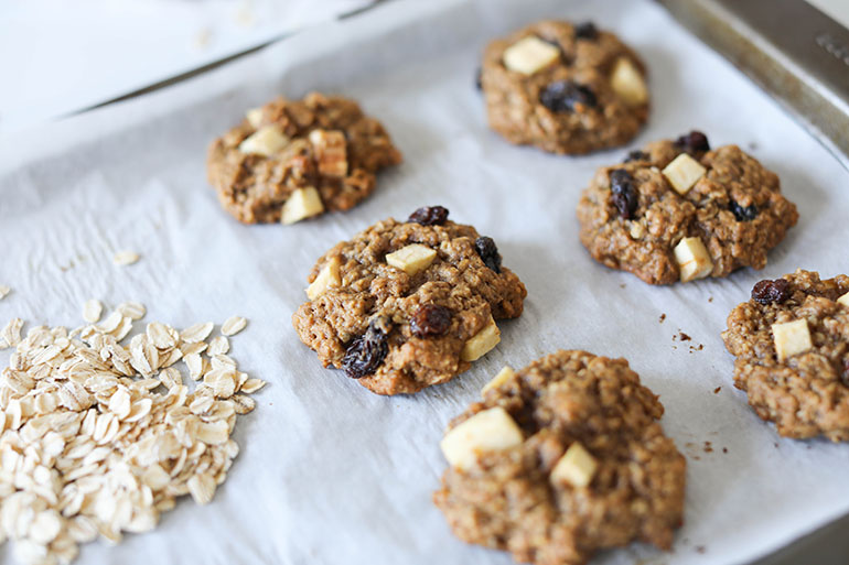 Vegan Apple Cinnamon Oatmeal Cookies