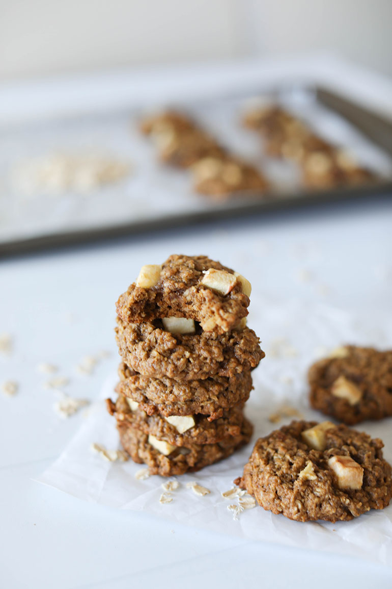 Vegan Apple Cinnamon Oatmeal Cookies