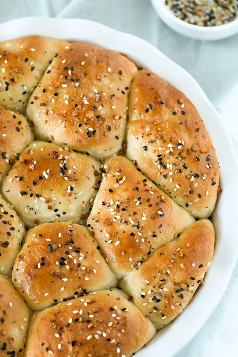 Vegan Everything Bagel Seasoning Dinner Rolls