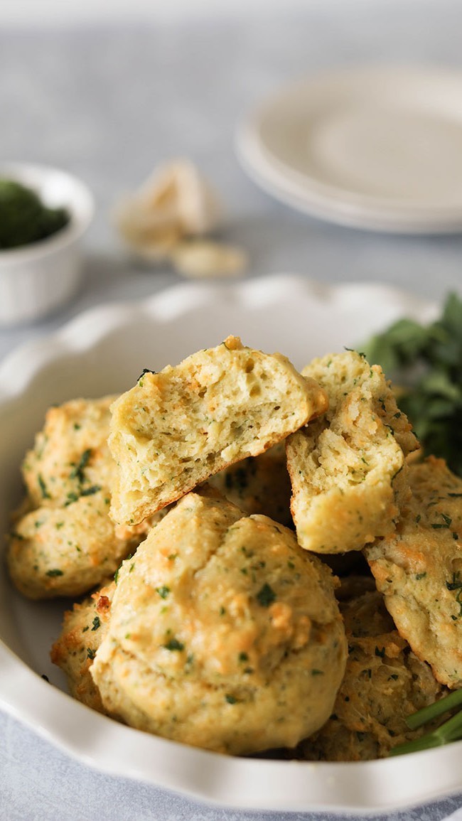 Have you ever made homemade drop biscuits?
These Vegan Cheddar Bay Biscuits are even BETTER than Red Lobster (yea, I said it)! To make them you only need 9 ingredients🙌🏾
➡️ Tap “view shop” to get the ingredients for this recipe delivered to your house (first order is FREE!)
Recipe deets on the blog. Link in bio!
https://www.icanyoucanvegan.com/easy-vegan-cheddar-bay-biscuits/